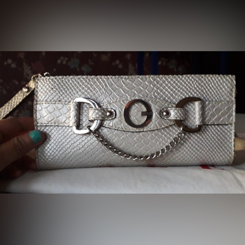 ❤️❤️ Guess metallic silver wristlet ❤️❤️very good condition